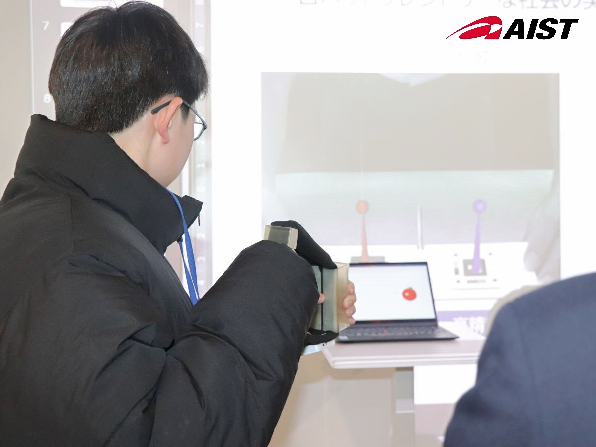 弓に見立てたニットセンサを身構える生徒