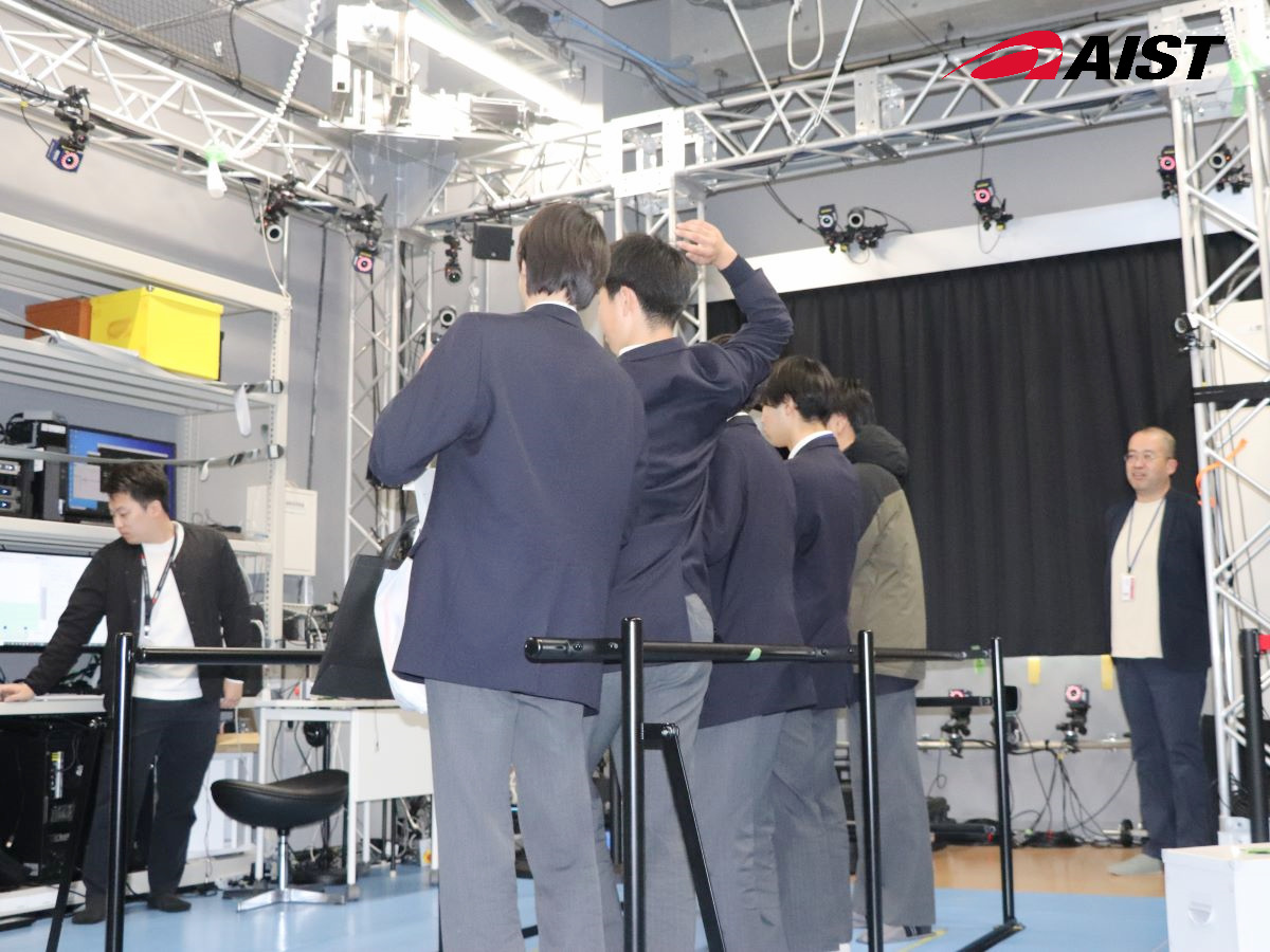 掛け声とともにポーズをとる生徒