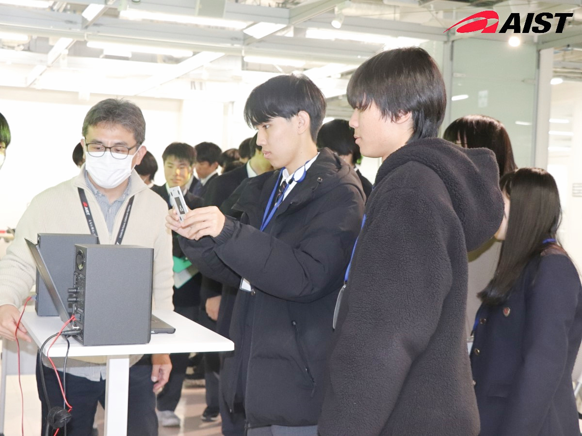 高精度マーカを使ったゲームを体験する生徒