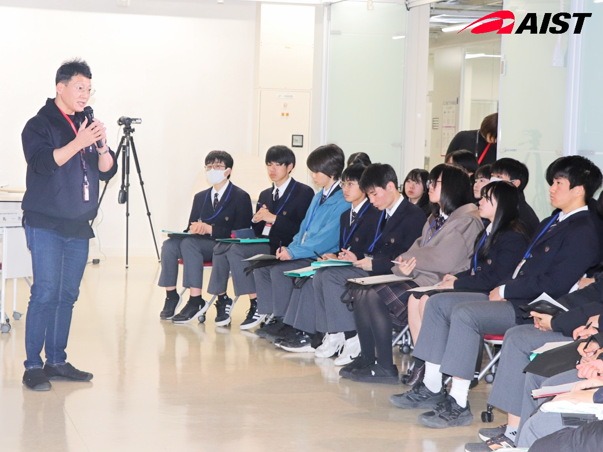 産総研の研究者について語る小島さん