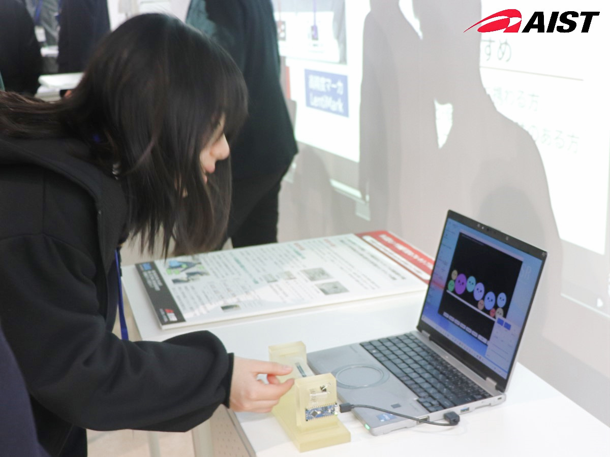 フレキシブルセンサのゲームを体験する生徒