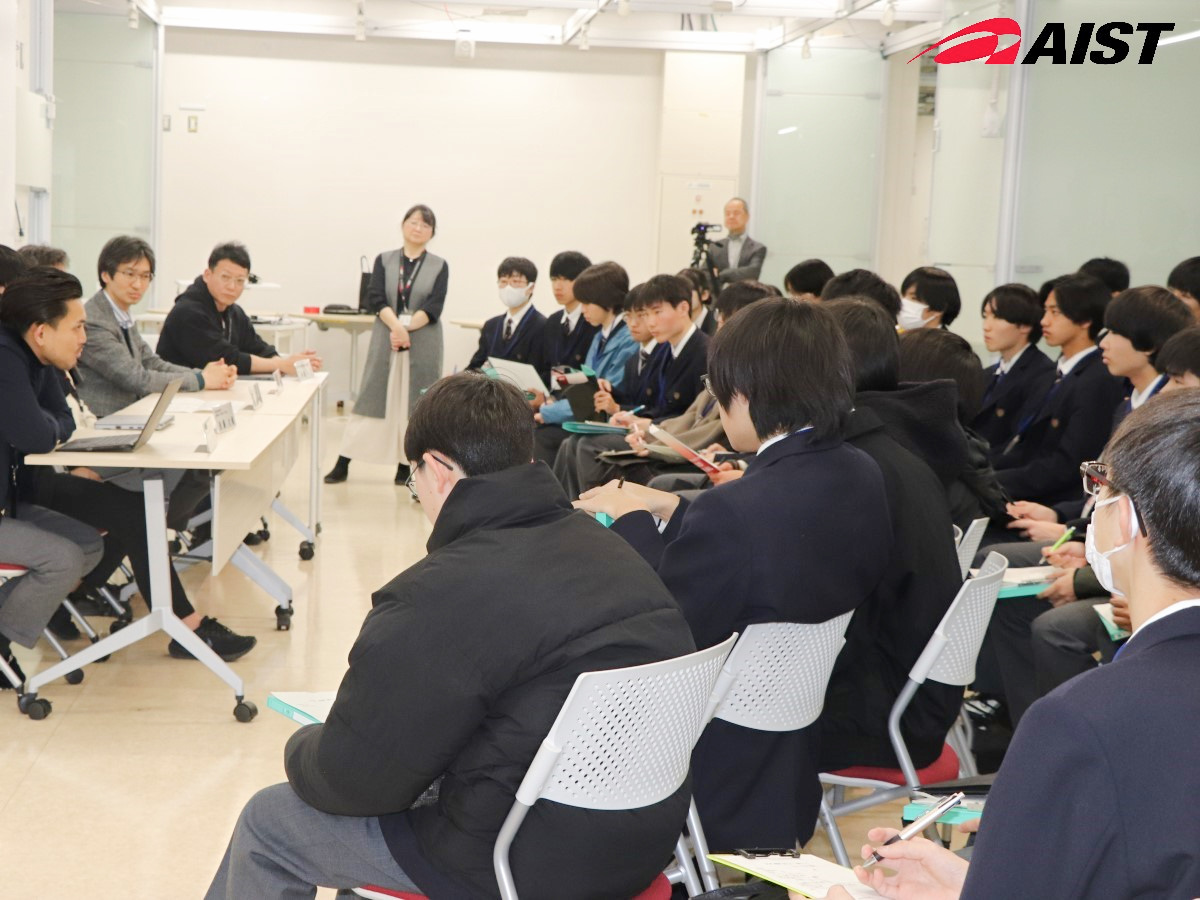 ５人の研究者に高校生から質問のシャワーが浴びせられます