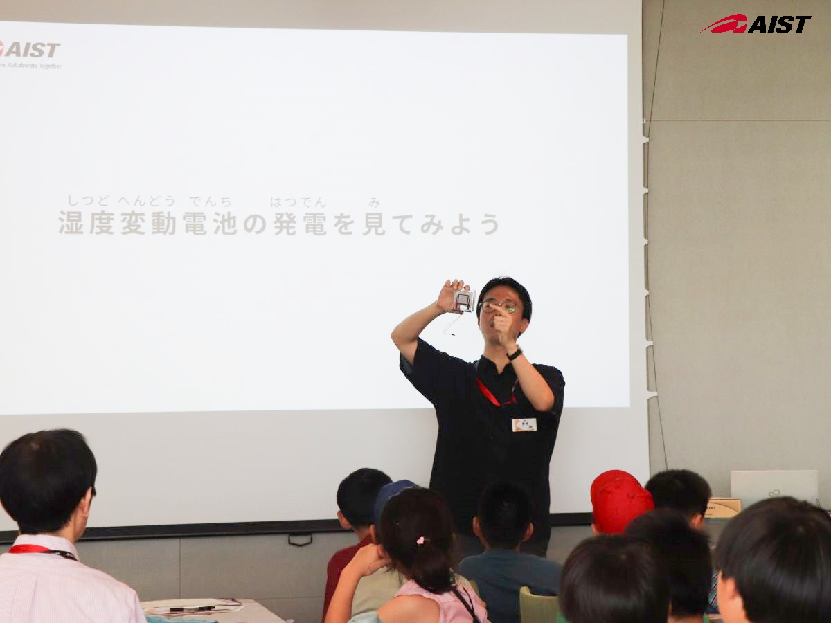 湿度変動電池の説明風景