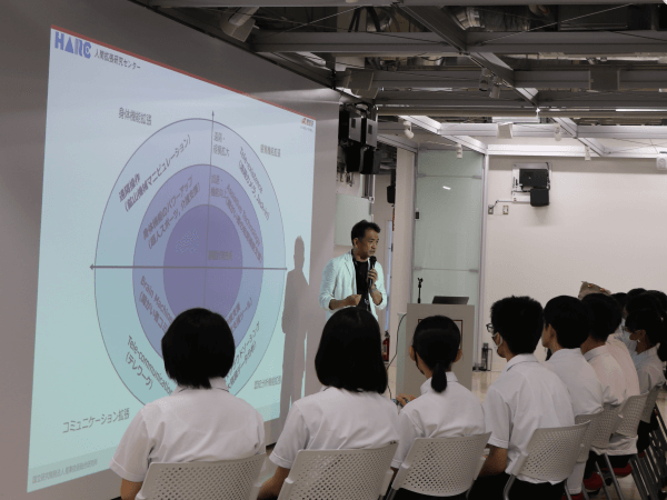 人間拡張研究センターの紹介をする持丸研究センター長