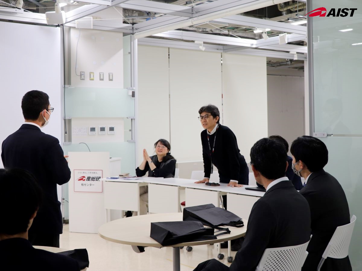 田中さんに質問する高校生