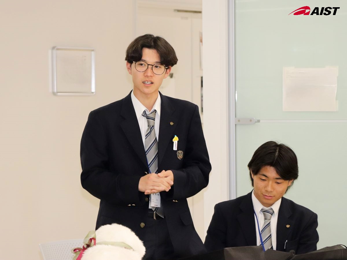 質問する高校生