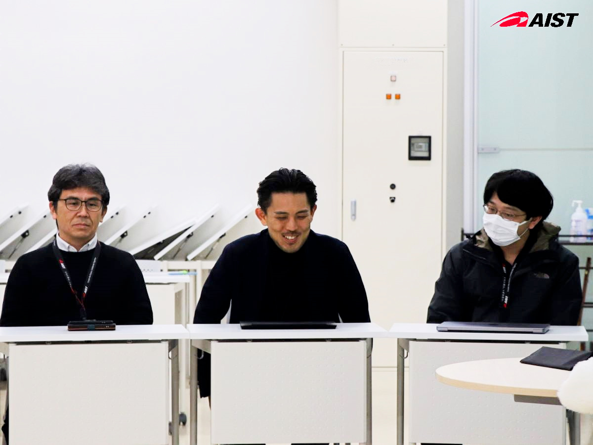 質問に苦笑いする研究者