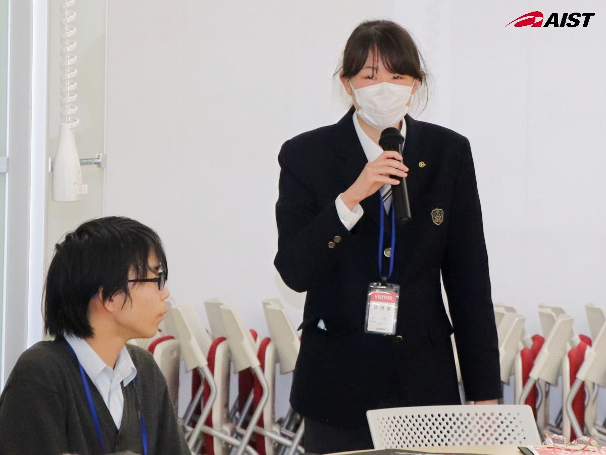 感想をコメントする高校生