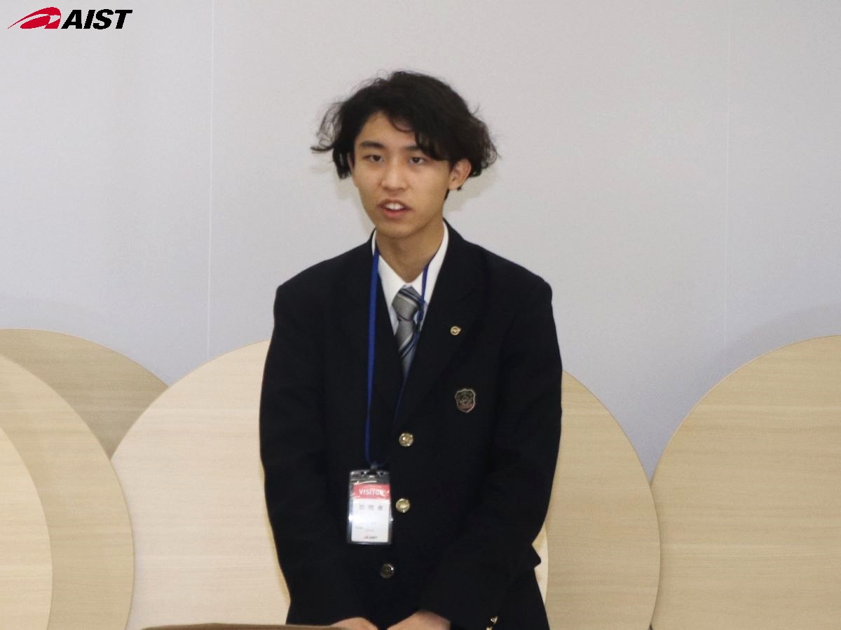 VRについて質問する高校生