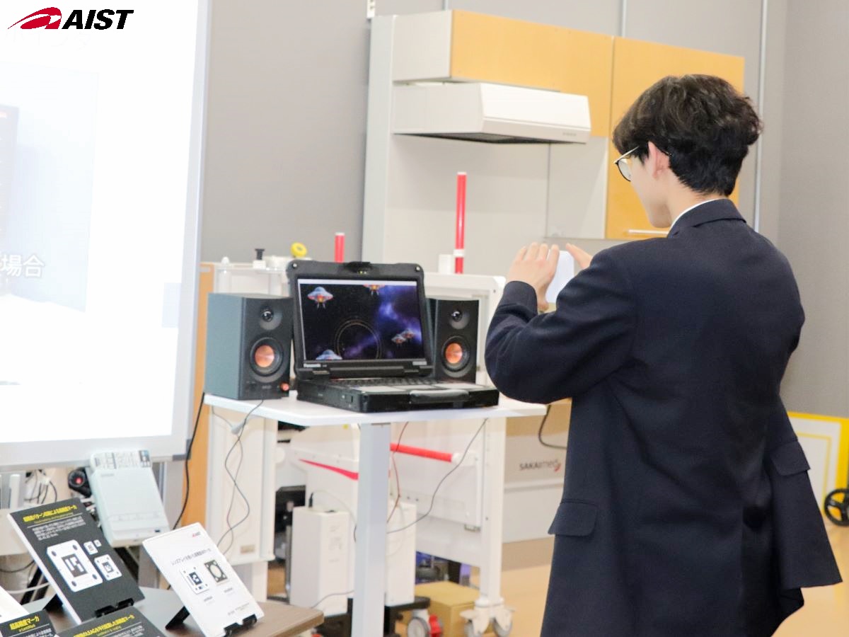 シューティングゲームのデモ体験の様子