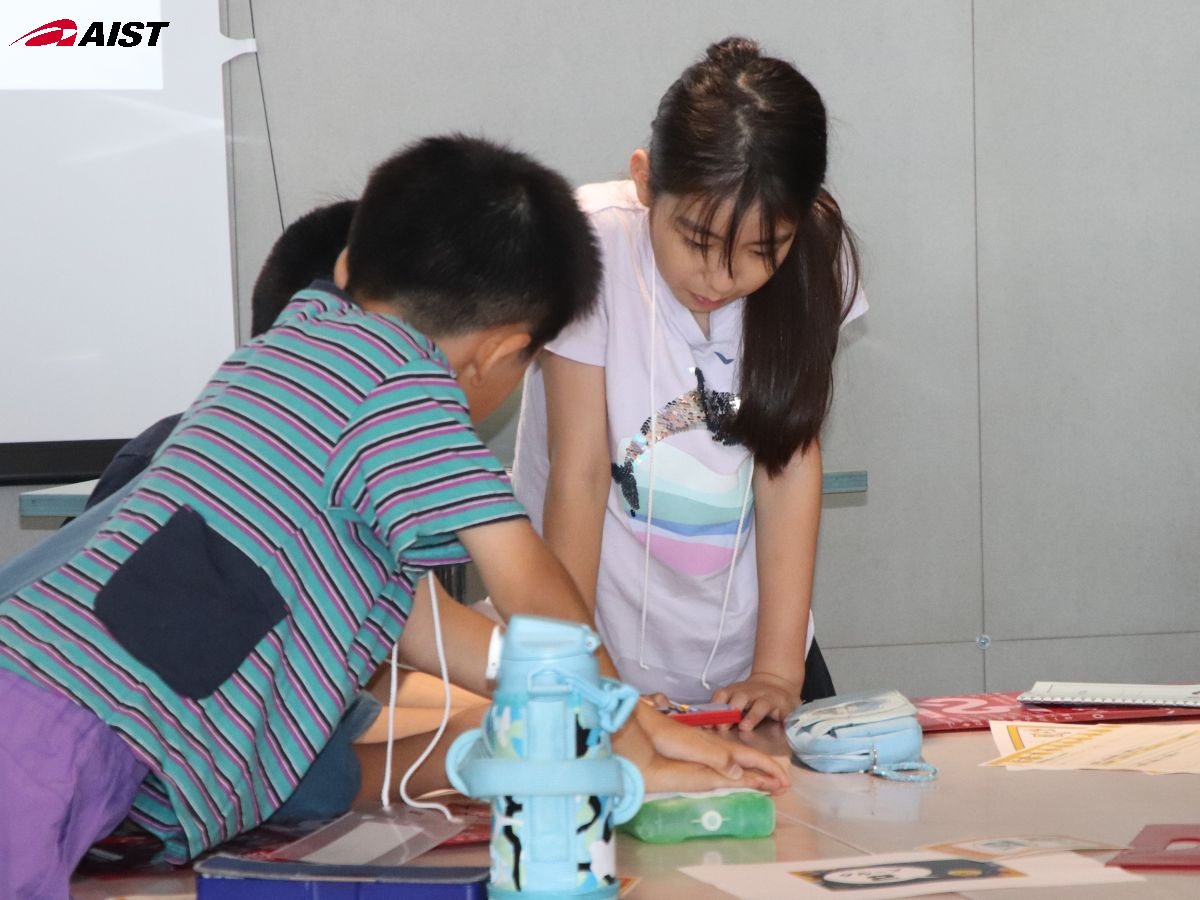 発電の様子を見守る子供たち
