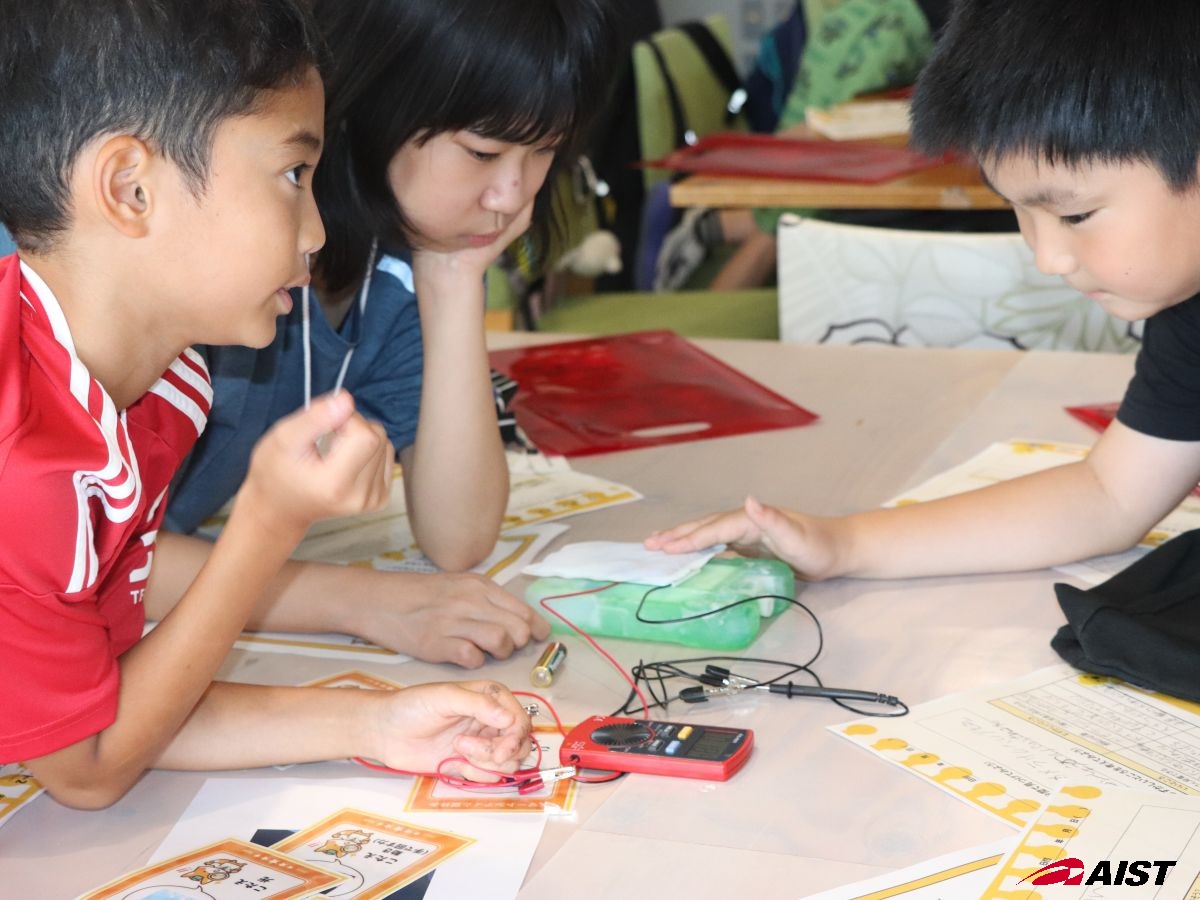 発電の様子をみる子供たち