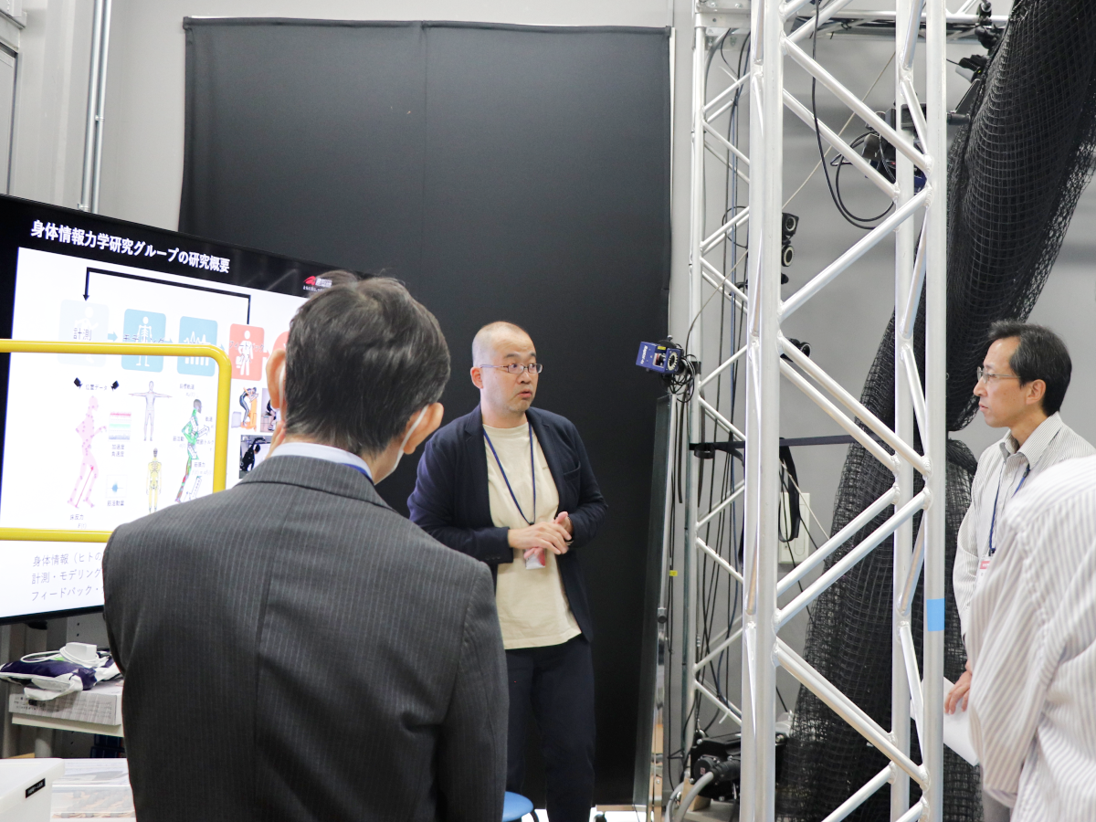 研究紹介中の村井さん