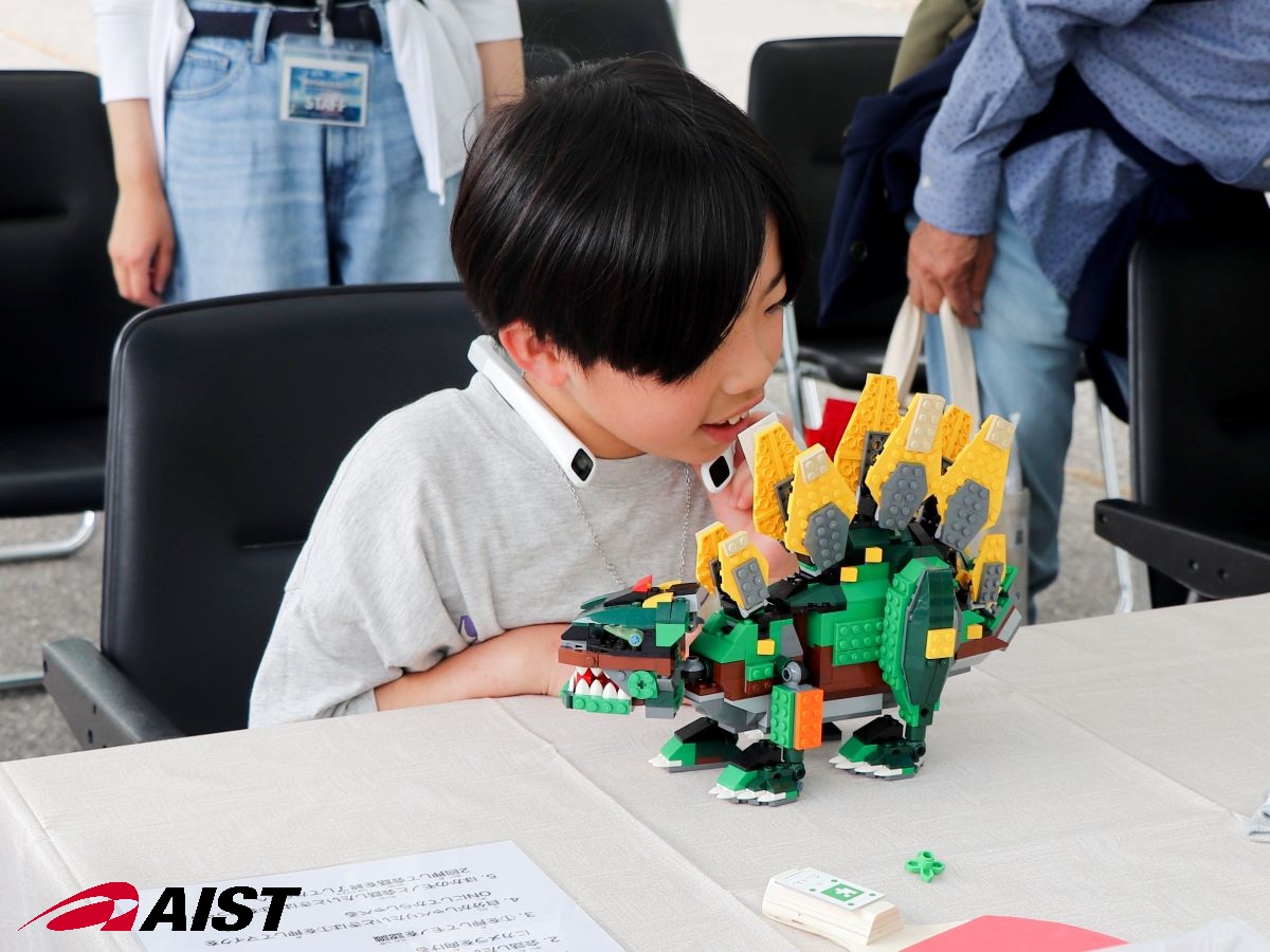 レゴブロックの恐竜に質問するお子さん