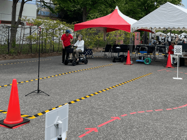 電動モビリティを運転する女性