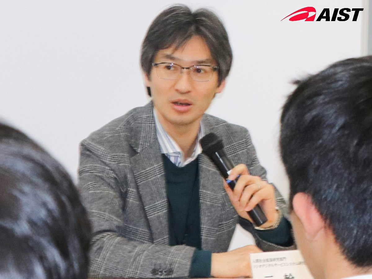 自己紹介する三輪さん