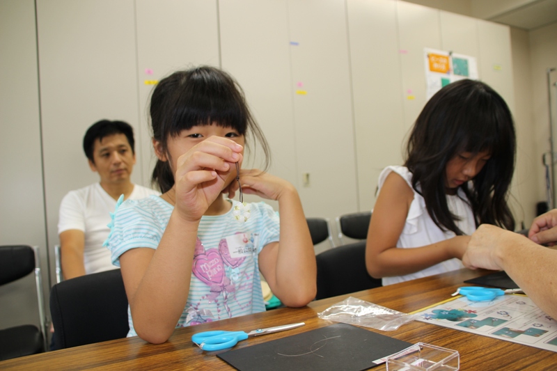 紫外線ビーズを作る子どもたち