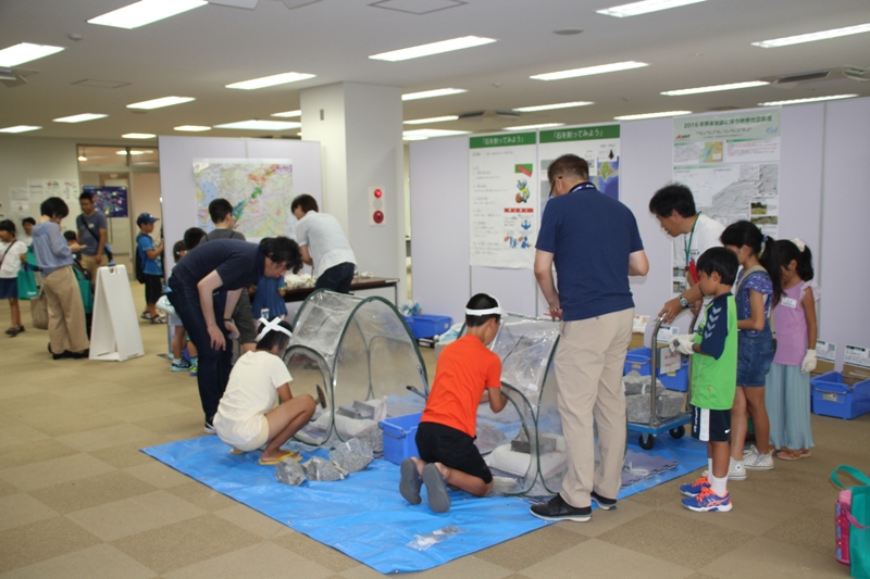 移動地質標本館の様子１