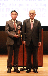 受賞者（花岡悟一郎）と中鉢理事長の写真