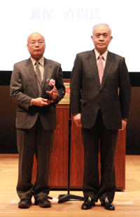 受賞者（左）と中鉢理事長（右）の写真