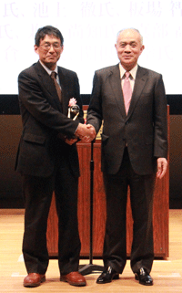 受賞者（松井 俊浩）と中鉢理事長の写真