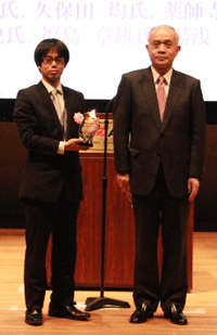 受賞者代表（野崎 隆行）（左）と中鉢理事長（右）の写真