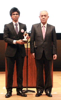 受賞者代表（米山 秀彌）（左）と中鉢理事長（右）の写真