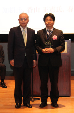 受賞者代表（秋田 知樹）（右）の写真