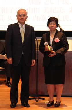 受賞者代表（石村 美雪）（右）の写真