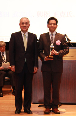 受賞者代表（蔵田 武志）（左）と中鉢理事長（右）の写真