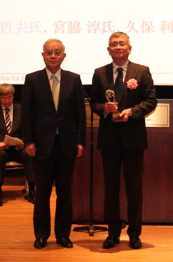 受賞者代表（清水 哲夫）（左）と中鉢理事長（右）の写真