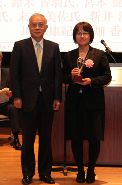 受賞者代表（田頭 佳奈）（右）の写真