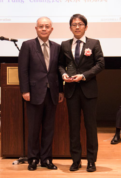 受賞者代表（Yung-Chang Lin）（右）の写真