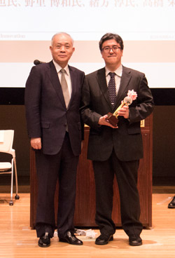 受賞者代表（村川 正宏）（左）と中鉢理事長（右）の写真