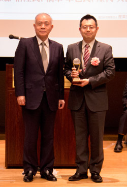 受賞者代表（小野 修平）（右）と中鉢理事長（左）の写真