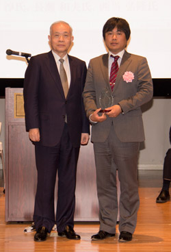 受賞者代表（太田 道広）（右）の写真