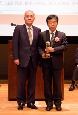 受賞者代表（斎藤 眞）（左）と中鉢理事長（右）の写真