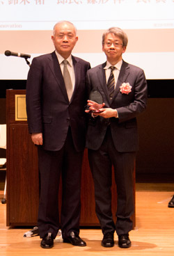 受賞者代表（坂田 将）（右）の写真