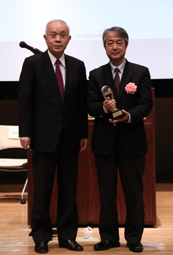 受賞者代表（藤井 賢一）（右）と中鉢理事長（左）の写真