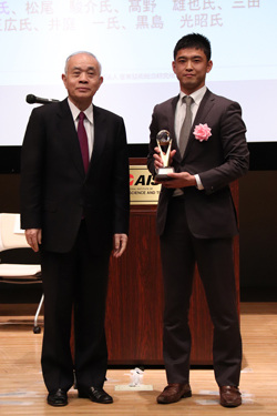 受賞者代表（安田 大輔）（右）の写真
