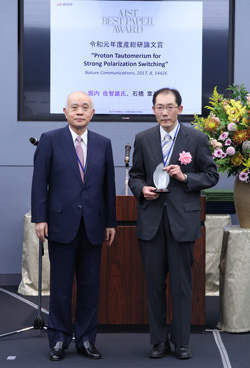 受賞者代表（堀内 佐智雄）（右）の写真