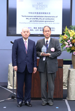受賞者代表（倉田 修）（右）の写真