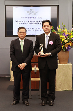 受賞者代表（前田 哲彦）（右）と石村理事長（左）の写真