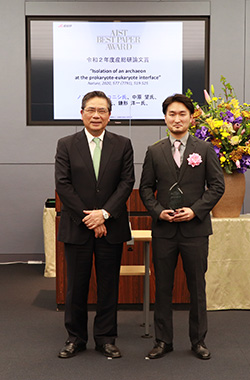 受賞者代表（ノブ マサル コニシ）（右）の写真