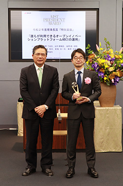 受賞者代表（小川 宏高）（右）の写真