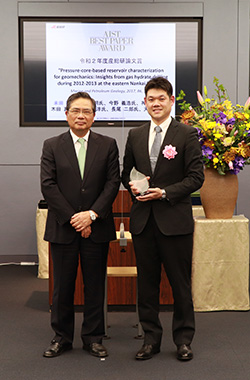 受賞者　米田 純（右）の写真
