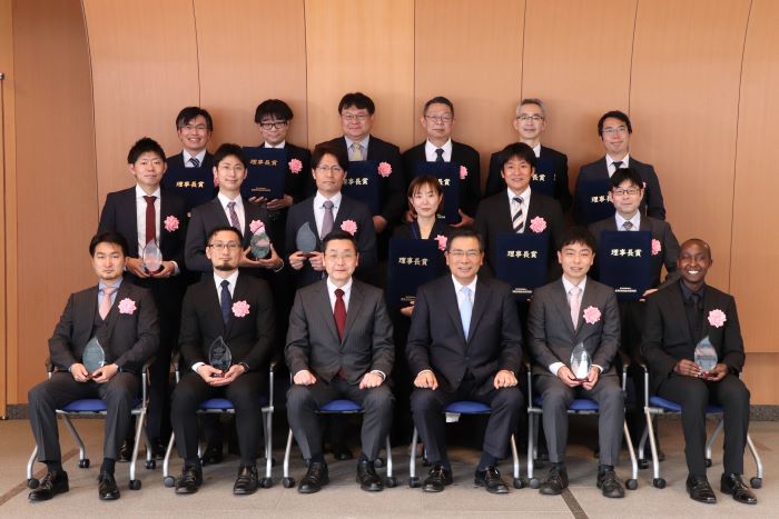 理事長賞及び論文賞受賞者と理事長、副理事長の写真