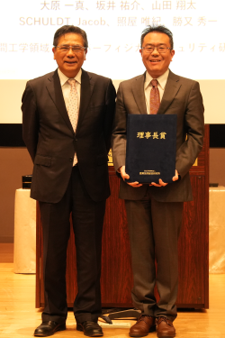 受賞者代表（花岡 悟⼀郎）（右）と石村理事長（左）の写真