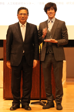 受賞者代表（⽚岡 裕雄）（右）の写真