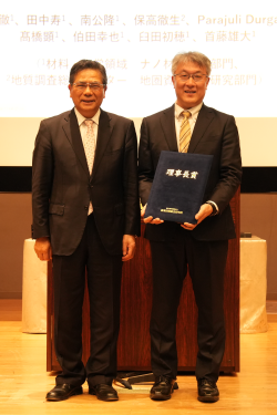 受賞者代表(川本 徹)(右)と石村理事長(左)の写真